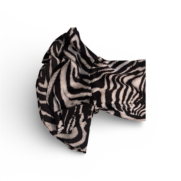 NWOT St. John Black and White Patterned Women’s Ruffled Blouse Sz 16 Fits as Lg - Picture 5 of 10